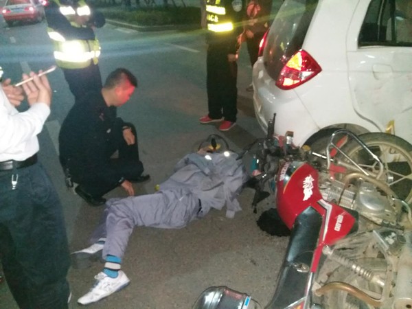 联合治超执法人员热心救助车祸受伤群众